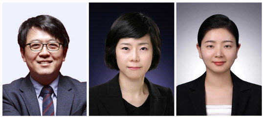 건국대학교는 김동은 교수(융합생명공학)와 건국대병원 안과 정혜원 교수(의학전문대학원 안과학 교실) 연구팀이 중장년층 이상 노인 실명의 주된 원인으로 꼽히는 노년황반변성의 병리 기전을 규명했다고 12일 밝혔다. 이번 연구는 의학과 세포 생물학 분야 세계 최고 학술지인 오토파지(Autophagy,논문명 Autophagy and KRT8/keratin 8 protect degeneration of retinal pigment epithelium under oxidative stress) 1월 3일 자 온라인판에 게재됐다. 이번 연구에는 김동은 교수(공동교신저자, 사진 왼쪽)와 정혜원 교수(공동교신저자, 가운데), 건국대 BK21플러스 사업 응용생명공학사업단 백아름(제1저자, 박사과정, 오른쪽) 학생이 참여했다.